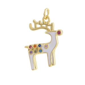Détail macro d'un pendentif renne doré avec émail blanc et strass multicolores