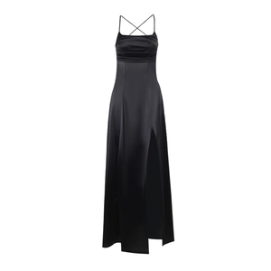 Robe longue élégante en satin noir avec bretelles fines et fente haute