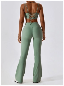Vue arrière du pantalon évasé à taille haute et soutien-gorge de sport à lanières