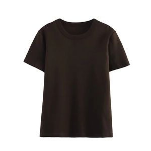 T-shirt classique à manches courtes en marron foncé avec un tissu en coton lisse
