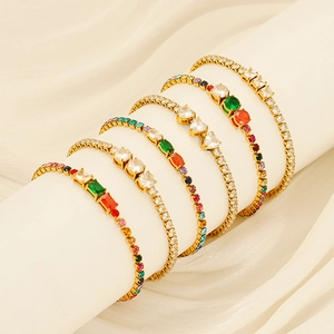 Dettaglio di bracciali tennis regolabili in acciaio inossidabile con zirconi colorati