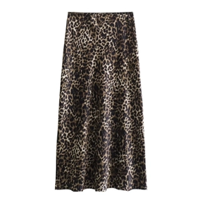 Detail van luipaardprint midi-rok met gladde satijntextuur en elastische tailleband