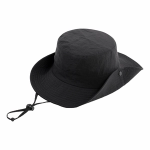 Dettaglio di un cappello da sole nero a tesa larga con cordino di serraggio regolabile