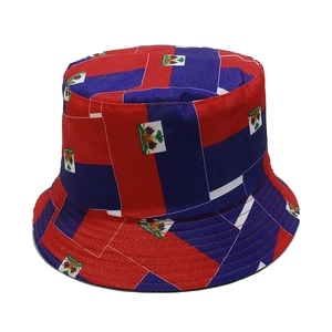 Détail du motif du drapeau d'Haïti et du bord cousu sur un chapeau bob d'été