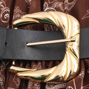 Abito in chiffon boho con stampa con cintura in pelle nera e fibbia in metallo dorato