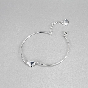 Elegant S925 sterling silver heart bracelet with polished finish and adjustable chain clasp
