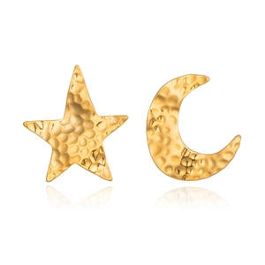 Boucles d'oreilles asymétriques étoile lune en acier doré martelé avec reflet brillant