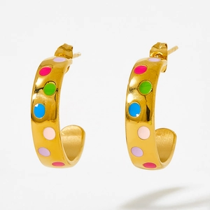 Vue détaillée de boucles d'oreilles C dorées avec pois en émail multicolore éclatants