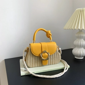 Sac à main élégant en paille tissée avec rabat en cuir jaune et boucle fleurie dorée