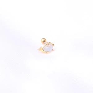 Détail d'un piercing hélix baleine dorée avec gemme cabochon blanche et incrustation zircon