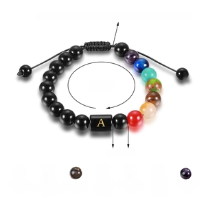 Bracciale 7 chakra intrecciato regolabile con perle nere e ciondolo lettera A oro