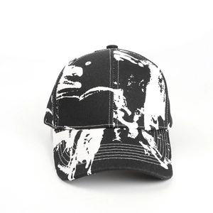 Vue frontale de la casquette en coton avec motif abstrait tie-dye noir et blanc