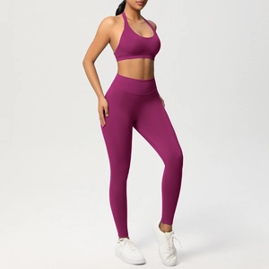 Set yoga da donna magenta con leggings a vita alta e reggiseno sportivo