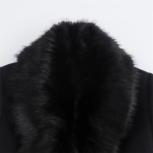 Gros plan du col en fourrure synthétique noire montrant la texture douce du manteau