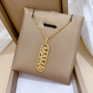 Collana MAMA dorata con ciondolo in zircone presentata in una scatola regalo di lusso