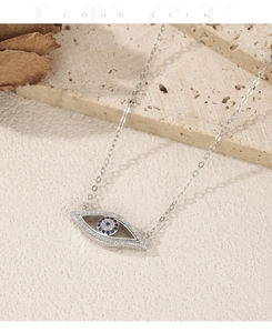 Dettaglio del ciondolo occhio del diavolo in argento S925 con cristalli blu e zirconi