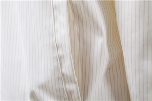 Macro del tessuto a righe verticali con cuciture precise su una giacca casual moderna