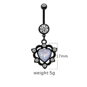 Macro du piercing nombril cœur noir de 17mm avec opale et détails de poids de 5g