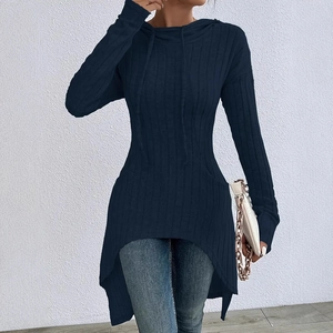 Détail du sweat à capuche en maille côtelée bleu marine avec ourlet asymétrique