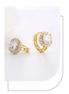 Vue macro des boucles d'oreilles en argent S925 doré avec design halo en zircon