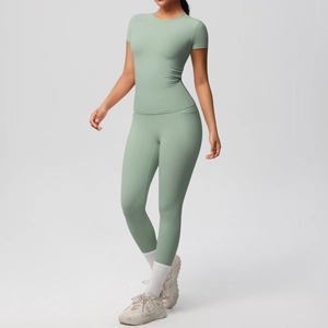 Detail of high waist yoga leggings with side pockets and slim fit breathable fabric