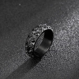 Detail eines Punk-Totenkopfrings mit schwarzem Vintage-Finish und Relief-Metallstruktur