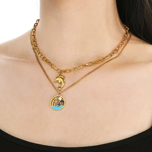 Collier double couche doré avec pendentifs dauphin et palmier sur un mannequin