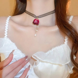 Vintage Choker mit dunkelroter Rose und Kunstperlen-Quaste auf schwarzer Spitze