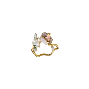Vergulde open ring met roze rozenknop, zoetwaterparel en een detail van groen blad