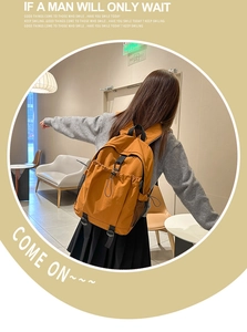 Outdoor-Rucksack aus Canvas in Orange-Braun mit gepolsterten Trägern und Netztaschen