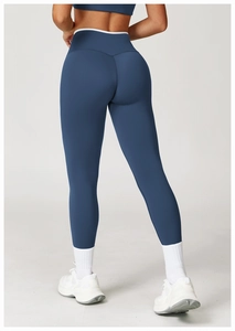 Detail van de donkerblauwe yoga legging met hoge taille en witte contrast bies ontwerp