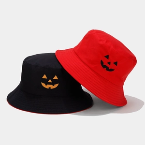 Dettaglio di cappelli pescatore reversibili di Halloween con ricamo a zucca arancione