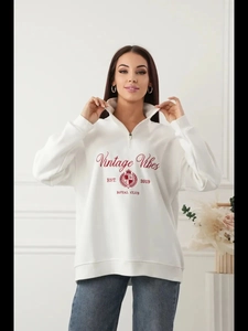 Weißes Vintage-Sweatshirt mit halbem Reißverschluss, rotem Grafikdruck und Wappen