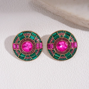 Détail de boucles d'oreilles bohèmes avec cristal rose et pierres de mosaïque verte