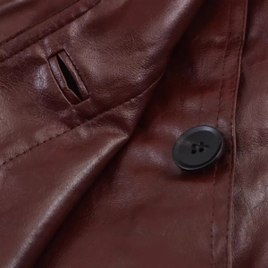 Giacca corta in ecopelle bordeaux stile biker con colletto a rever e dettagli con bottoni
