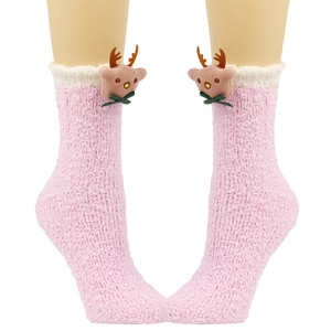 Detail von rosa Korallenfleece-Weihnachtssocken mit Plüschrentieren und grünen Schleifen