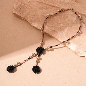 Collier ras de cou en cuir léopard avec roses noires en résine et perles dorées