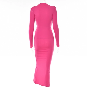 Vue arrière détaillée d'une robe maxi moulante rose à manches longues ajustée