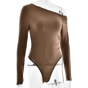 Gros plan d'un body marron à une épaule et manches longues avec détails froncés sur mannequin