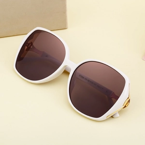 Lunettes de soleil polarisées carrées blanches pour femmes avec verres bruns et or