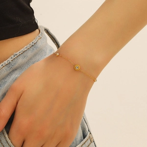 Bracelet minimaliste en acier titane doré pour femmes avec trois pendentifs en cristal