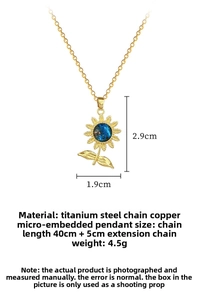 Détail du collier pendentif tournesol avec cœur étoilé bleu et chaîne en acier titane