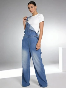 Salopette en jean délavé bleu pour femme avec t-shirt blanc en studio professionnel