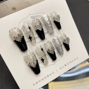 Coffret de faux ongles gothiques punk avec étoiles argentées et design 3D noir