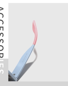 Dettaglio dell'asta occhiali Y2K con design bicolore blu e rosa e marcatura CE