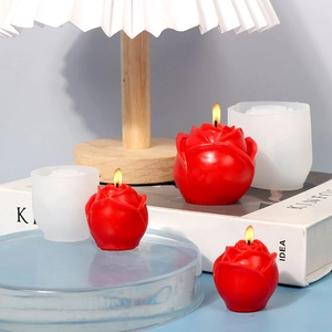 Detail der Silikonform für rote Rosen mit fertigen Duftkerzen zum Selbermachen