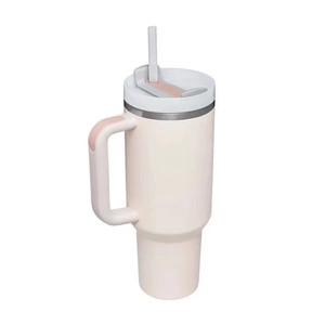 Detail of 40oz stainless steel tumbler lid with clear straw and ergonomic handle