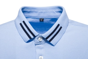 Vue détaillée du col polo bleu clair avec rayures bleu marine et détails du bouton
