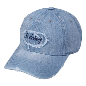 Berretto da baseball in denim azzurro invecchiato con ricamo D.daisy e dettagli sfrangiati