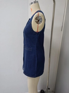 Dettaglio delle tasche laterali e delle cuciture rinforzate sull'abito di jeans blu